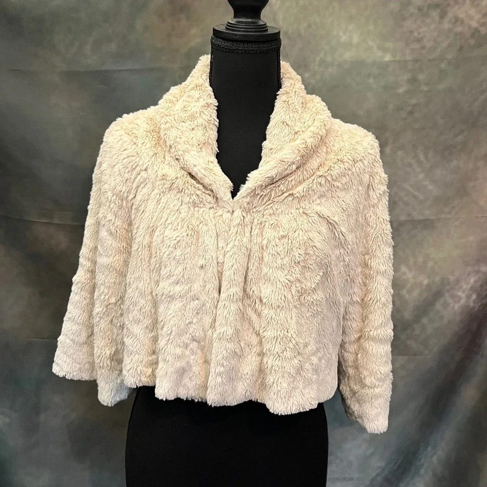 CAbi‎ Alpine Shrug Cream Fuzzy Cropped Jacket Shawl Collar 3/4 Sleeve Size Small